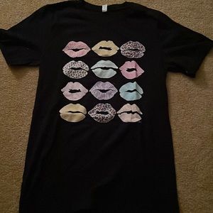 bella canvas black lips graphic t-shirt!